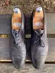 /bilder/schuh-dokumentation/bluecher/schwarze-plain-bluecher-in-gepraegtem-leder/sub/schwarze-plain-bluecher-in-gepraegtem-leder-oben.avif