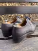 /bilder/schuh-dokumentation/bluecher/schwarze-plain-bluecher-in-gepraegtem-leder/sub/schwarze-plain-bluecher-in-gepraegtem-leder-schraeg-hinten.avif