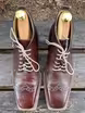 /bilder/schuh-dokumentation/boho-stil/rotbraune-stiefeletten-mit-fluegelkappen-broguing/sub/rotbraune-stiefeletten-mit-fluegelkappen-broguing-oben.avif