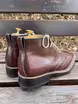 /bilder/schuh-dokumentation/boho-stil/rotbraune-stiefeletten-mit-fluegelkappen-broguing/sub/rotbraune-stiefeletten-mit-fluegelkappen-broguing-schraeg-hinten.avif