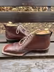 /bilder/schuh-dokumentation/boho-stil/rotbraune-stiefeletten-mit-fluegelkappen-broguing/sub/rotbraune-stiefeletten-mit-fluegelkappen-broguing-seite-entgegengesetzt.avif