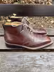 /bilder/schuh-dokumentation/boho-stil/rotbraune-stiefeletten-mit-fluegelkappen-broguing/sub/rotbraune-stiefeletten-mit-fluegelkappen-broguing-seite-parallel.avif