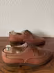 /bilder/schuh-dokumentation/brogues/braune-austerity-brogues-gepraegtes-leder/sub/braune-austerity-brogues-gepraegtes-leder-seite-parallel.avif