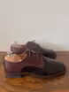 /bilder/schuh-dokumentation/derbies/burgunderrot-schwarze-derbies-ganze-gummisohlen/sub/burgunderrot-schwarze-derbies-ganze-gummisohlen-seite-parallel.avif