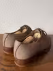 /bilder/schuh-dokumentation/derbies/fast-spitzderbies-exotisches-leder-profilsohle/sub/fast-spitzderbies-exotisches-leder-profilsohle-schraeg-hinten.avif