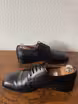 /bilder/schuh-dokumentation/derbies/schwarze-blanke-derbies-besonderer-schuhspitze/sub/schwarze-blanke-derbies-besondere-schuhspitze-seite-entgegengesetzt.avif