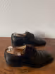 /bilder/schuh-dokumentation/derbies/schwarze-blanke-derbies-besonderer-schuhspitze/sub/schwarze-blanke-derbies-besondere-schuhspitze-seite-parallel.avif