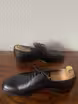 /bilder/schuh-dokumentation/derbies/schwarze-derbies-mit-duenner-sohle/sub/schwarze-derbies-mit-duenner-sohle-seitlich.avif