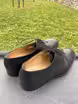 /bilder/schuh-dokumentation/derbies/schwarze-derbies-mit-vorderkappe/sub/schwarze-derbies-mit-vorderkappe-schraeg-hinten.avif