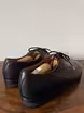 /bilder/schuh-dokumentation/derbies/schwarze-puristische-derbies-mit-gummisohle/sub/schwarze-puristische-derbies-schraeg-hinten.avif