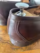 /bilder/schuh-dokumentation/loafer/penny-loafer/penny-loafers-dunkelbraun-holzgenagelt/nahtverlauf-auf-dem-oberleder/sub/penny-loafers-dunkelbraun-holzgenagelt-detail-naehte-hinten.avif