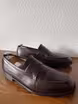 /bilder/schuh-dokumentation/loafer/penny-loafer/penny-loafers-dunkelbraun-holzgenagelt/nahtverlauf-auf-dem-oberleder/sub/penny-loafers-dunkelbraun-holzgenagelt-schraeg-vorne-alternativ.avif