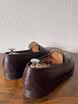 /bilder/schuh-dokumentation/loafer/penny-loafer/penny-loafers-dunkelbraun-holzgenagelt/sub/penny-loafers-dunkelbraun-holzgenagelt-hinten.avif