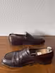 /bilder/schuh-dokumentation/loafer/penny-loafer/penny-loafers-dunkelbraun-holzgenagelt/sub/penny-loafers-dunkelbraun-holzgenagelt-seite-entgegengesetzt.avif