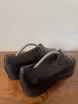 /bilder/schuh-dokumentation/loafer/sonstige-loafer/schwarze-loafers-mit-gummiband/sub/schwarze-loafers-mit-gummiband-schraeg-seite.avif