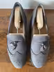 /bilder/schuh-dokumentation/loafer/tassel-loafer/tassel-loafer-grau-nubuk/sub/tassel-loafer-grau-nubuk-oben.avif
