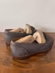 /bilder/schuh-dokumentation/loafer/tassel-loafer/tassel-loafer-grau-nubuk/sub/tassel-loafer-grau-nubuk-schraeg-hinten.avif