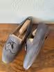 /bilder/schuh-dokumentation/loafer/tassel-loafer/tassel-loafer-grau-nubuk/sub/tassel-loafer-grau-nubuk-seite-oben.avif