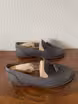 /bilder/schuh-dokumentation/loafer/tassel-loafer/tassel-loafer-grau-nubuk/sub/tassel-loafer-grau-nubuk-seite-parallel.avif