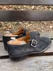 /bilder/schuh-dokumentation/moenchsriemen/schwarze-single-monks-aus-rauleder/sub/schwarze-single-monks-aus-rauleder-schraeg-hinten.avif