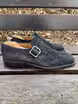 /bilder/schuh-dokumentation/moenchsriemen/schwarze-single-monks-aus-rauleder/sub/schwarze-single-monks-aus-rauleder-seite-parallel.avif