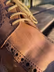 /bilder/schuh-dokumentation/norweger/quarter-brogue-norweger/verarbeitungsdetails/sub/verarbeitungsdetails-blatt-und-schnuerung.avif