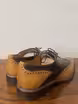 /bilder/schuh-dokumentation/oxfords/gelb-dunkelbraune-oxfords-kunstvolle-naht/sub/gelb-dunkelbraune-oxfords-kunstvolle-naht-schraeg-hinten.avif