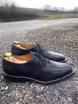 /bilder/schuh-dokumentation/oxfords/schwarze-lockere-oxfords-mit-kontrastnaehten/sub/schwarze-lockere-oxfords-mit-kontrastnaehten-seite-parallel.avif
