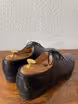 /bilder/schuh-dokumentation/oxfords/schwarze-quarter-brogue-oxfords/sub/schwarze-quarter-brogue-oxfords-schraeg-hinten.avif