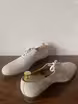 /bilder/schuh-dokumentation/oxfords/weisse-rauleder-oxfords/sub/weisse-rauleder-oxfords-schraeg-seitlich.avif