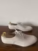 /bilder/schuh-dokumentation/oxfords/weisse-rauleder-oxfords/sub/weisse-rauleder-oxfords-seitlich-parallel.avif