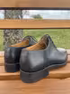 /bilder/schuh-dokumentation/oxfords/wholecut-oxfords-aus-schwarzem-glattleder/sub/wholecut-oxfords-aus-schwarzem-glattleder-schraeg-hinten.avif