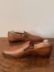 /bilder/schuh-dokumentation/patina/puristische-braune-patina-loafers/sub/puristische-braune-patina-loafers-seite-entgegengesetzt.avif