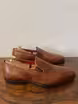 /bilder/schuh-dokumentation/patina/puristische-braune-patina-loafers/sub/puristische-braune-patina-loafers-seite-parallel.avif