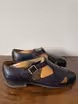 /bilder/schuh-dokumentation/sandalenschuhe/dunkelblaue-sandalenschuhe/sub/dunkelblaue-sandalenschuhe-seite-parallel.avif