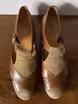 /bilder/schuh-dokumentation/sonstiges/schnallenschuhe-auswahl/sub/halbgeschlossene-zweifarbige-sandalenschuhe-oben.avif