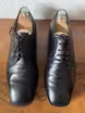 /bilder/schuh-dokumentation/sonstiges/schnuerschuhe-auswahl/sub/schwarze-blanke-derbies-besondere-schuhspitze-schraeg-oben.avif