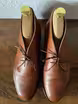/bilder/schuh-dokumentation/sonstiges/schuhmodelle-auswahl/sub/cognac-farbene-chukka-boots-oben.avif