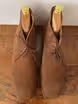 /bilder/schuh-dokumentation/sonstiges/stiefelmodelle-auswahl/sub/braune-chukka-boots-velours-oben.avif