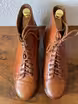 /bilder/schuh-dokumentation/sonstiges/stiefelmodelle-auswahl/sub/cognac-farbene-monkey-boots-oben.avif