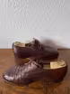 /bilder/schuh-dokumentation/spitzderbies/dunkelrote-straussenleder-spitzderbies/sub/dunkelrote-straussenleder-spitzderbies-seite-entgegengesetzt.avif