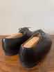 /bilder/schuh-dokumentation/spitzderbies/schlichte-schwarze-derbies-duenne-gemischte-sohlen/sub/schlichte-schwarze-derbies-duenne-gemischte-sohlen-schraeg-hinten.avif