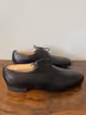/bilder/schuh-dokumentation/spitzderbies/schlichte-schwarze-derbies-duenne-gemischte-sohlen/sub/schlichte-schwarze-derbies-duenne-gemischte-sohlen-seite-parallel.avif