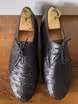 /bilder/schuh-dokumentation/spitzderbies/schwarze-straussenleder-spitzderbies/sub/schwarze-straussenleder-spitzderbies-oben.avif