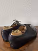 /bilder/schuh-dokumentation/spitzderbies/schwarze-straussenleder-spitzderbies/sub/schwarze-straussenleder-spitzderbies-schraeg-hinten.avif