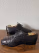 /bilder/schuh-dokumentation/spitzderbies/schwarze-straussenleder-spitzderbies/sub/schwarze-straussenleder-spitzderbies-seite-entgegengesetzt.avif