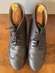 /bilder/schuh-dokumentation/stiefel/graue-full-brogue-stiefel/sub/graue-full-brogue-stiefel-oben.avif