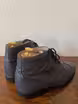 /bilder/schuh-dokumentation/stiefel/graue-full-brogue-stiefel/sub/graue-full-brogue-stiefel-schraeg-hinten.avif