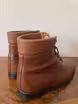 /bilder/schuh-dokumentation/stiefel/schlichte-braune-schnuerstiefel-polsterung/sub/schlichte-braune-schnuerstiefel-schraeg-hinten.avif