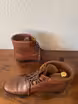 /bilder/schuh-dokumentation/stiefel/schlichte-braune-schnuerstiefel-polsterung/sub/schlichte-braune-schnuerstiefel-schraeg-seite-entgegengesetzt.avif